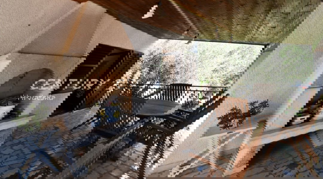 POREČ, VENDESI CASA CON AMPIO GIARDINO E PISCINA, MOLTO POTENZIALE