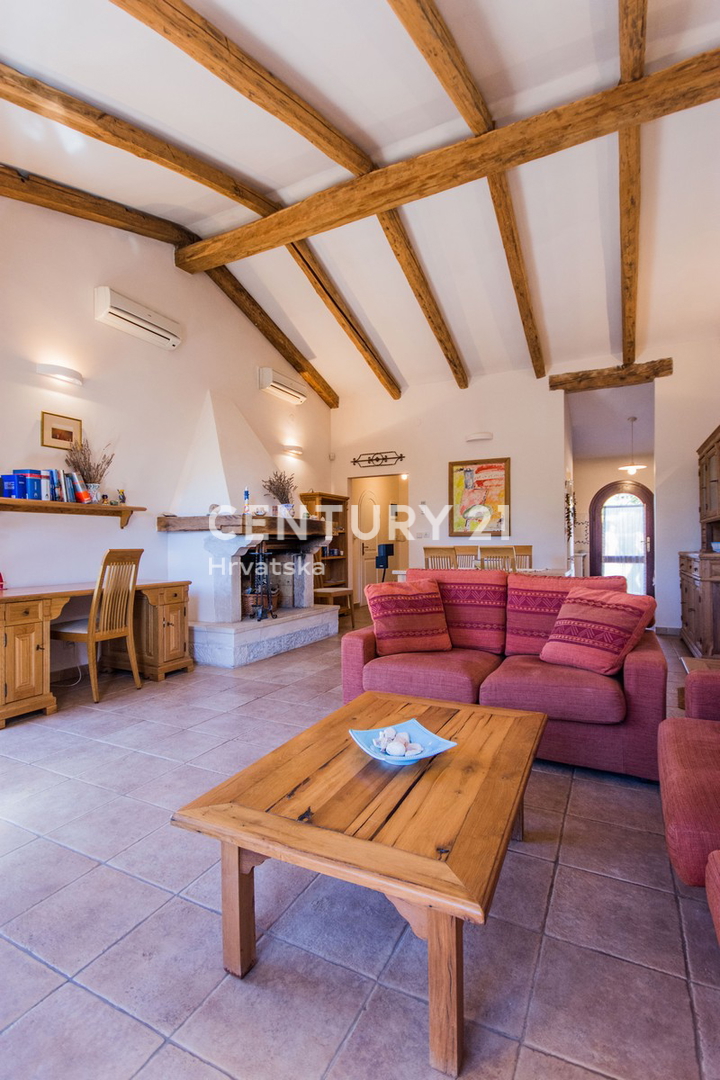 POREČ, VENDESI VILLA AL PIANO TERRA IN STILE MEDITERRANEO CON VISTA MARE