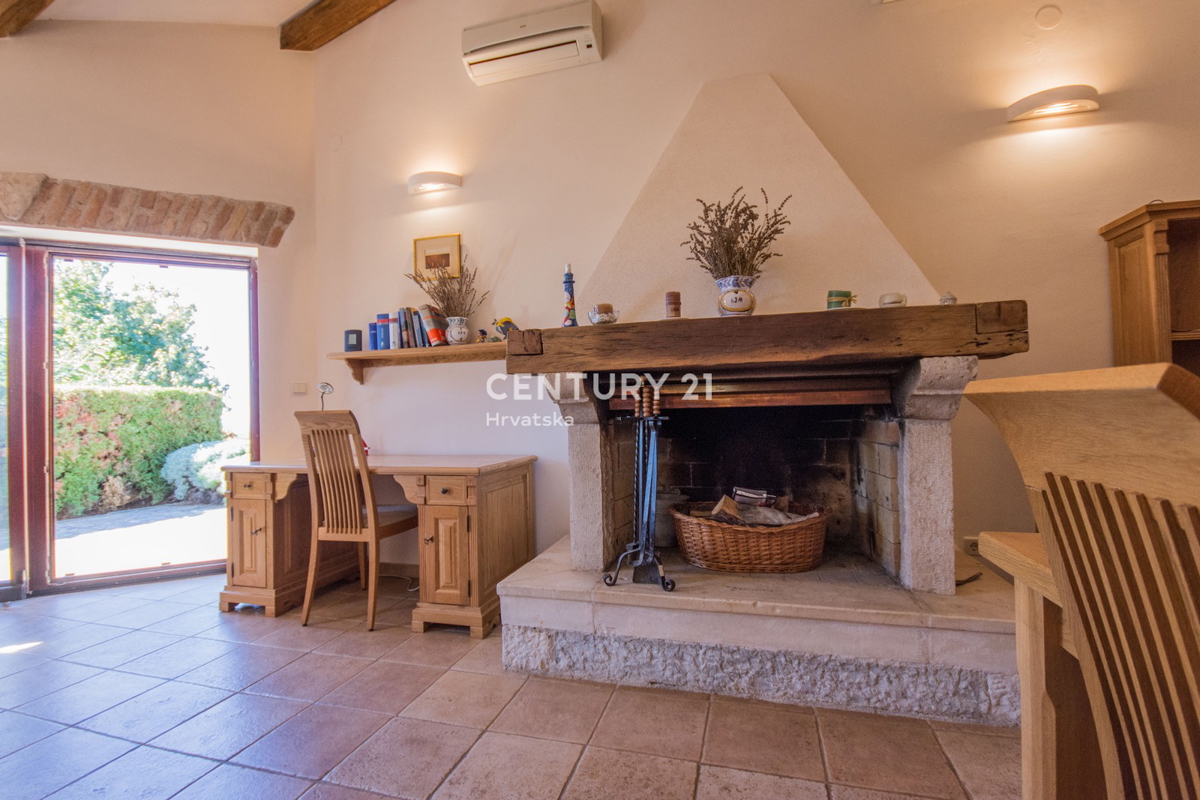 POREČ, VENDESI VILLA AL PIANO TERRA IN STILE MEDITERRANEO CON VISTA MARE