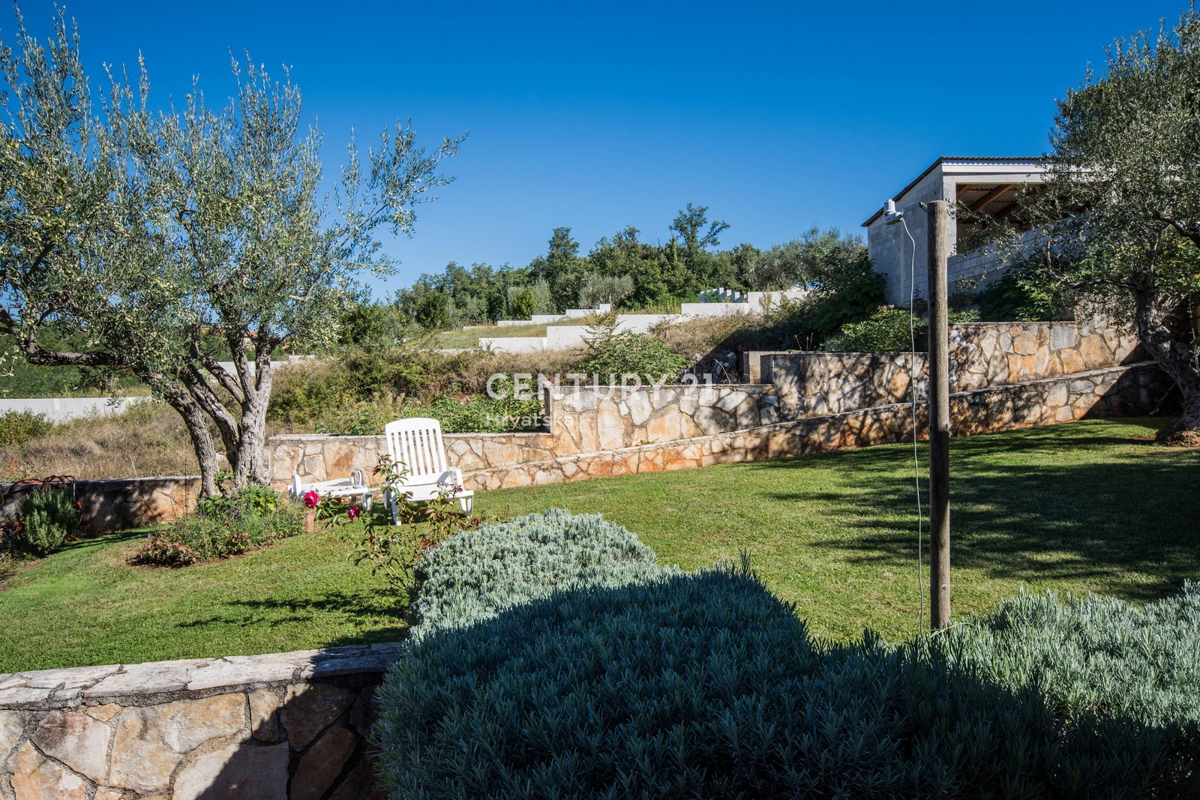 POREČ, VENDESI VILLA AL PIANO TERRA IN STILE MEDITERRANEO CON VISTA MARE