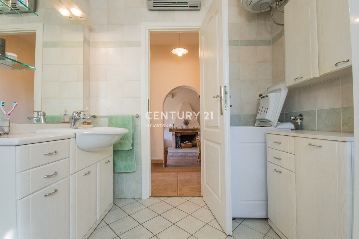 POREČ, VENDESI VILLA AL PIANO TERRA IN STILE MEDITERRANEO CON VISTA MARE