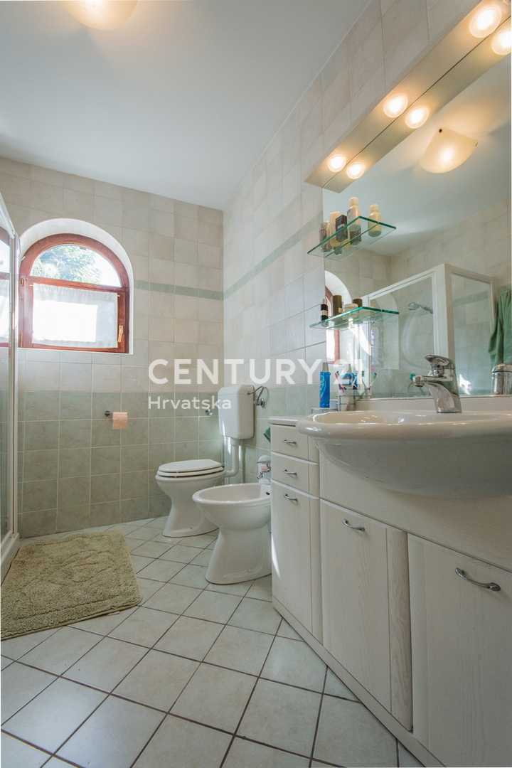 POREČ, VENDESI VILLA AL PIANO TERRA IN STILE MEDITERRANEO CON VISTA MARE