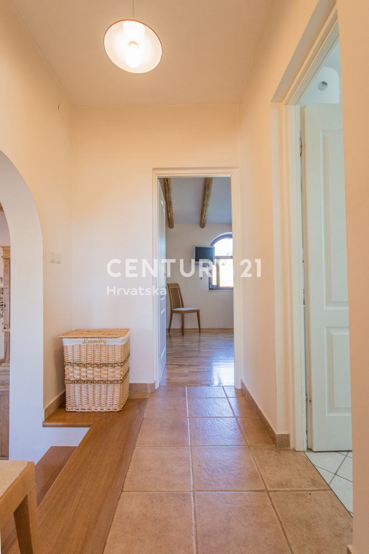 POREČ, VENDESI VILLA AL PIANO TERRA IN STILE MEDITERRANEO CON VISTA MARE