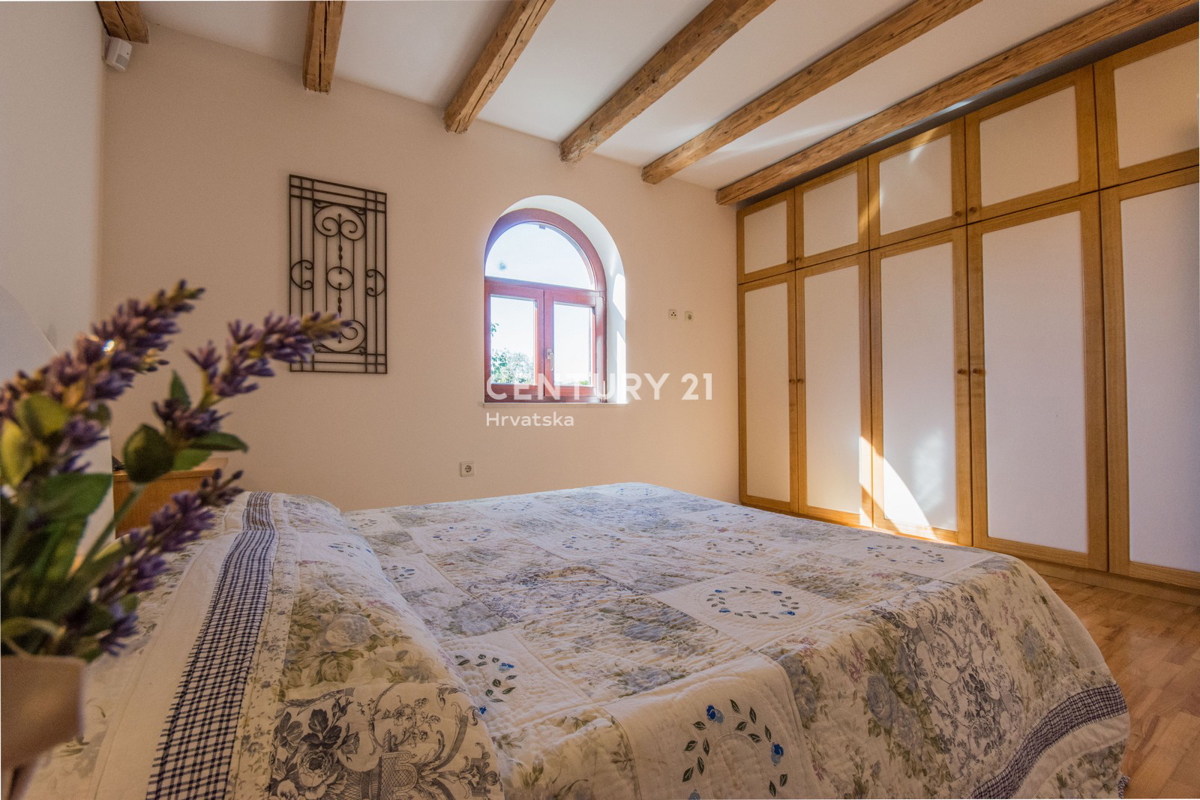 POREČ, VENDESI VILLA AL PIANO TERRA IN STILE MEDITERRANEO CON VISTA MARE