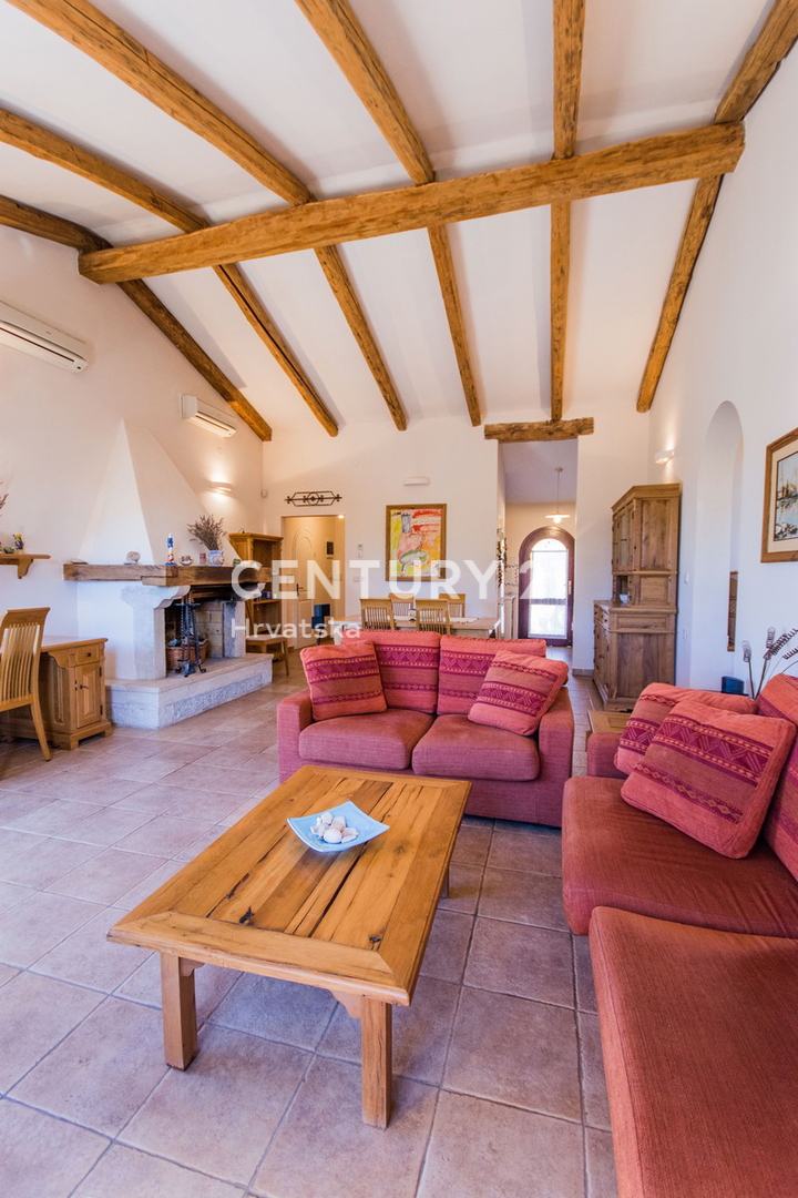 POREČ, VENDESI VILLA AL PIANO TERRA IN STILE MEDITERRANEO CON VISTA MARE