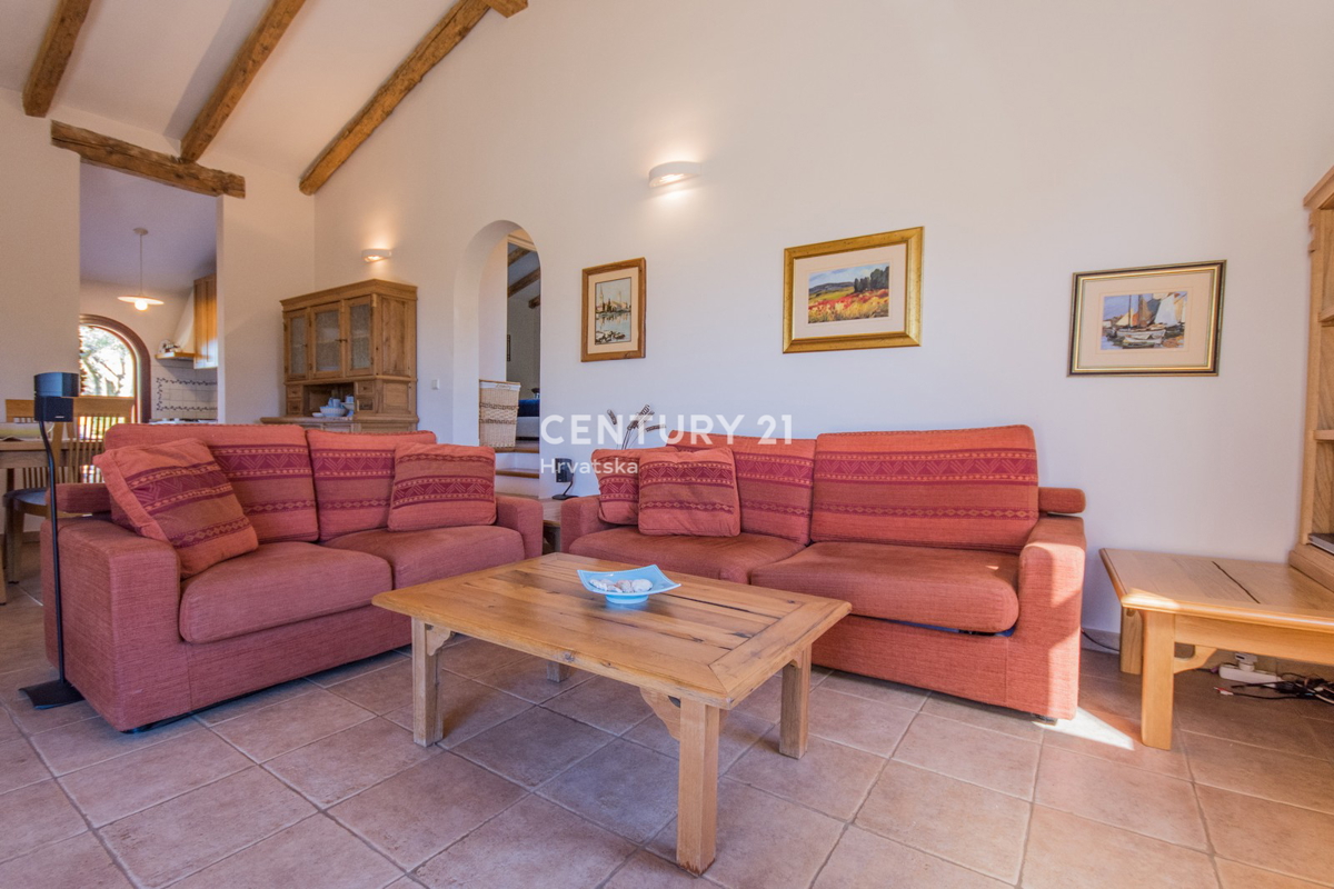 POREČ, VENDESI VILLA AL PIANO TERRA IN STILE MEDITERRANEO CON VISTA MARE