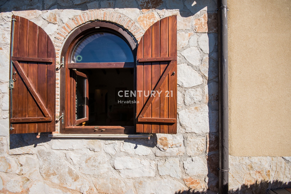 POREČ, VENDESI VILLA AL PIANO TERRA IN STILE MEDITERRANEO CON VISTA MARE