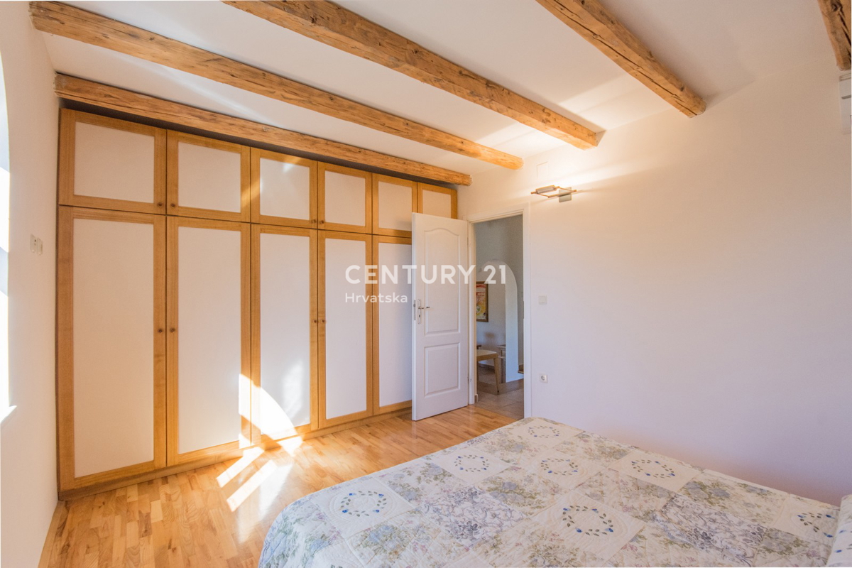 POREČ, VENDESI VILLA AL PIANO TERRA IN STILE MEDITERRANEO CON VISTA MARE