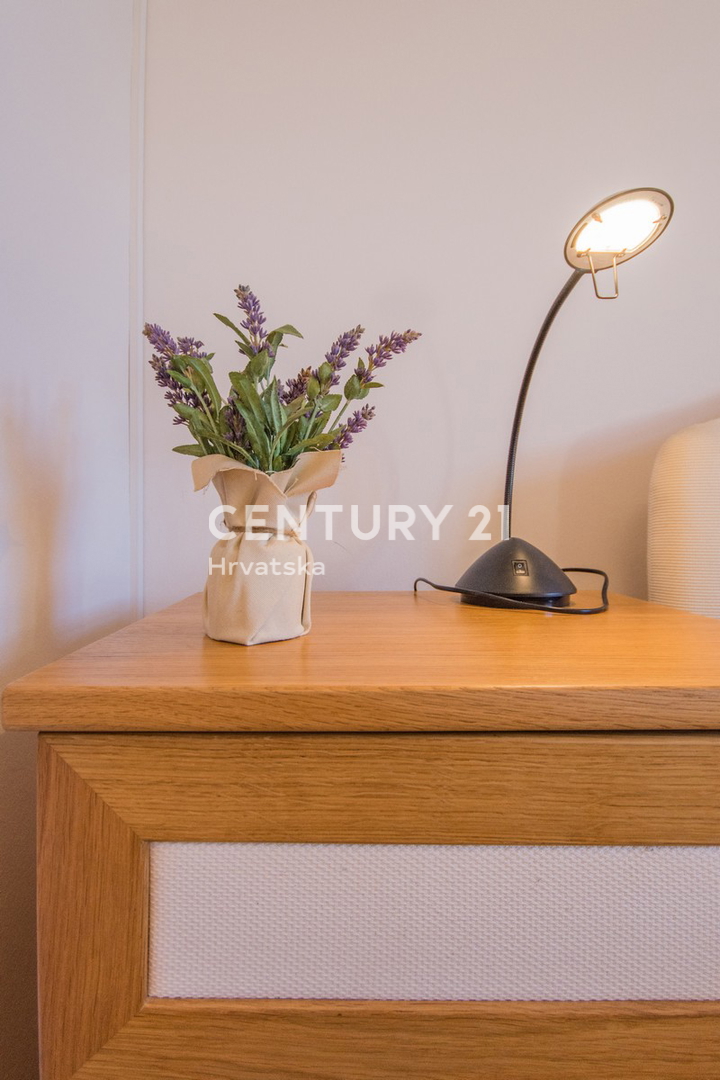 POREČ, VENDESI VILLA AL PIANO TERRA IN STILE MEDITERRANEO CON VISTA MARE