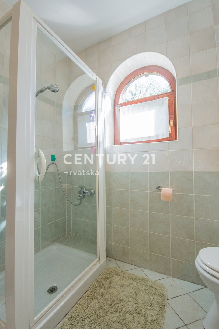 POREČ, VENDESI VILLA AL PIANO TERRA IN STILE MEDITERRANEO CON VISTA MARE