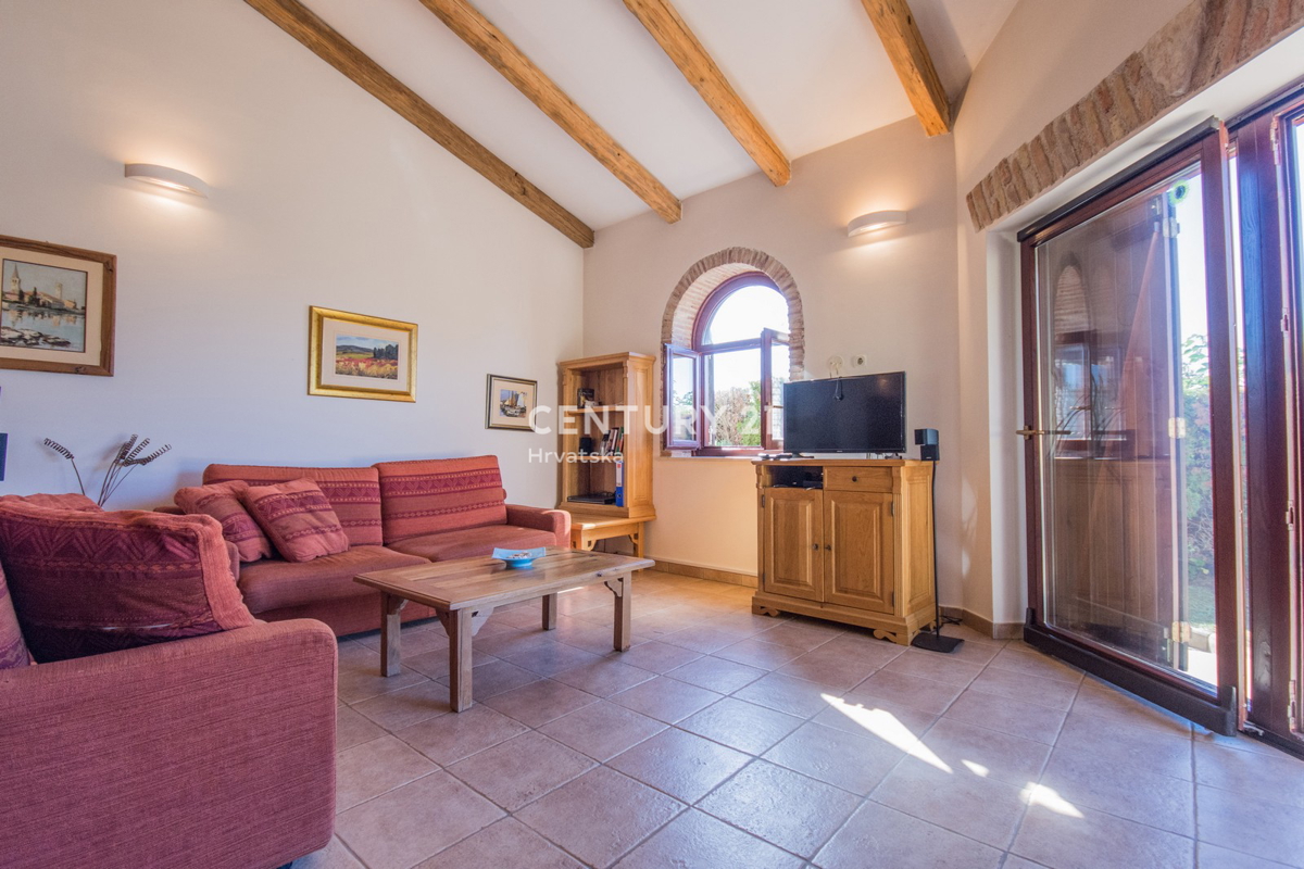 POREČ, VENDESI VILLA AL PIANO TERRA IN STILE MEDITERRANEO CON VISTA MARE