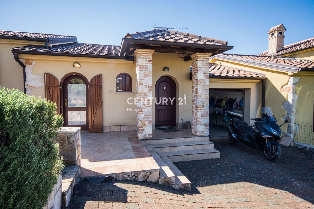 POREČ, VENDESI VILLA AL PIANO TERRA IN STILE MEDITERRANEO CON VISTA MARE