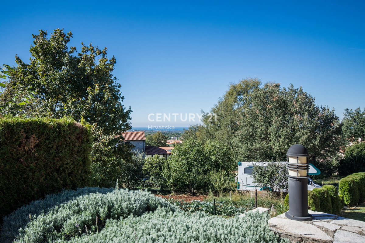POREČ, VENDESI VILLA AL PIANO TERRA IN STILE MEDITERRANEO CON VISTA MARE