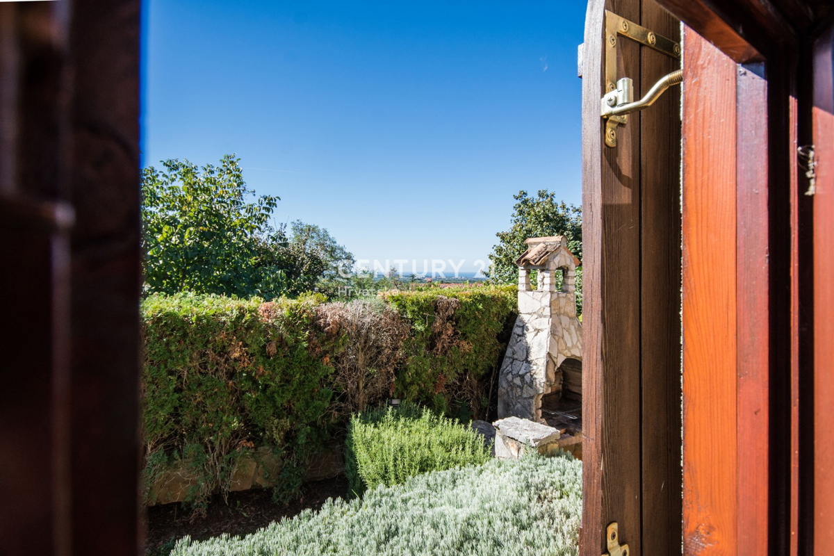 POREČ, VENDESI VILLA AL PIANO TERRA IN STILE MEDITERRANEO CON VISTA MARE