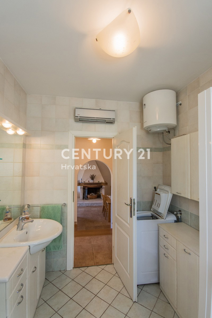 POREČ, VENDESI VILLA AL PIANO TERRA IN STILE MEDITERRANEO CON VISTA MARE