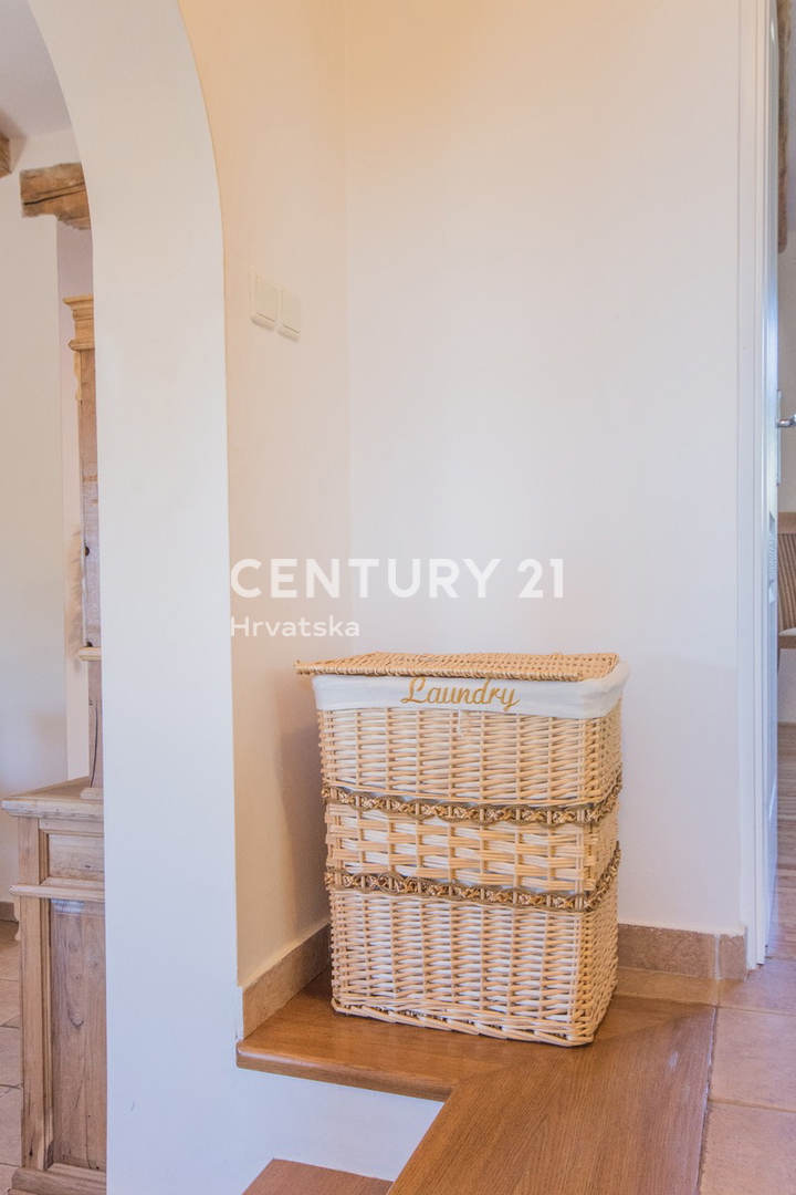 POREČ, VENDESI VILLA AL PIANO TERRA IN STILE MEDITERRANEO CON VISTA MARE