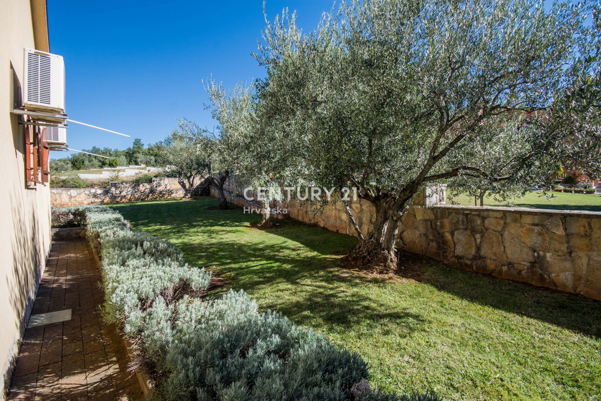 POREČ, VENDESI VILLA AL PIANO TERRA IN STILE MEDITERRANEO CON VISTA MARE