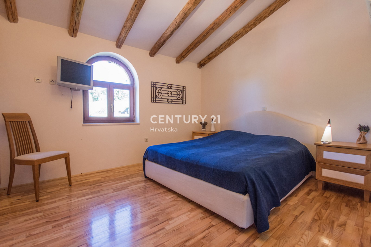 POREČ, VENDESI VILLA AL PIANO TERRA IN STILE MEDITERRANEO CON VISTA MARE