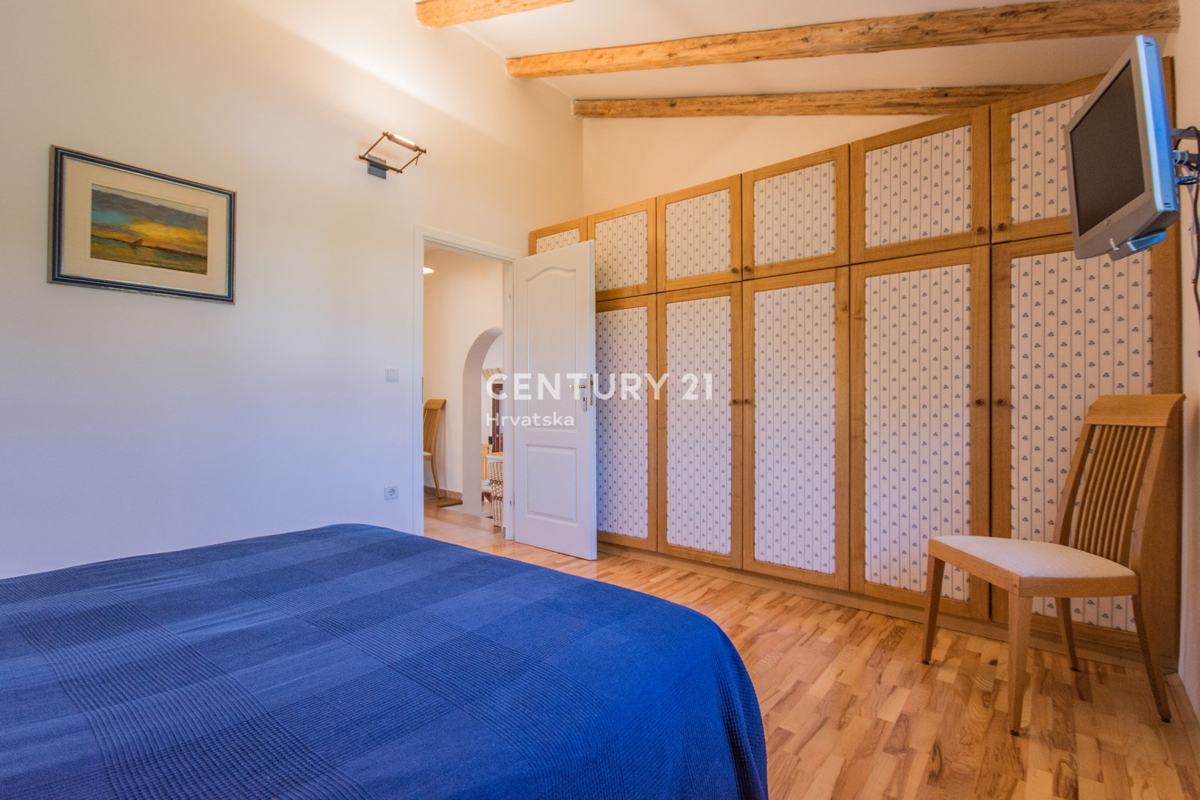 POREČ, VENDESI VILLA AL PIANO TERRA IN STILE MEDITERRANEO CON VISTA MARE