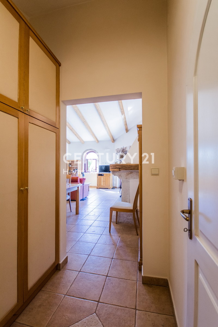 POREČ, VENDESI VILLA AL PIANO TERRA IN STILE MEDITERRANEO CON VISTA MARE