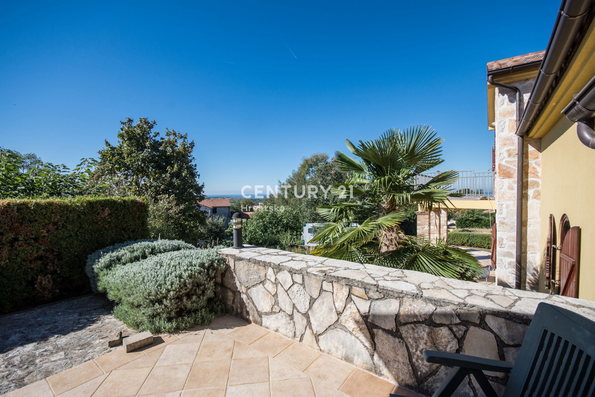 POREČ, VENDESI VILLA AL PIANO TERRA IN STILE MEDITERRANEO CON VISTA MARE