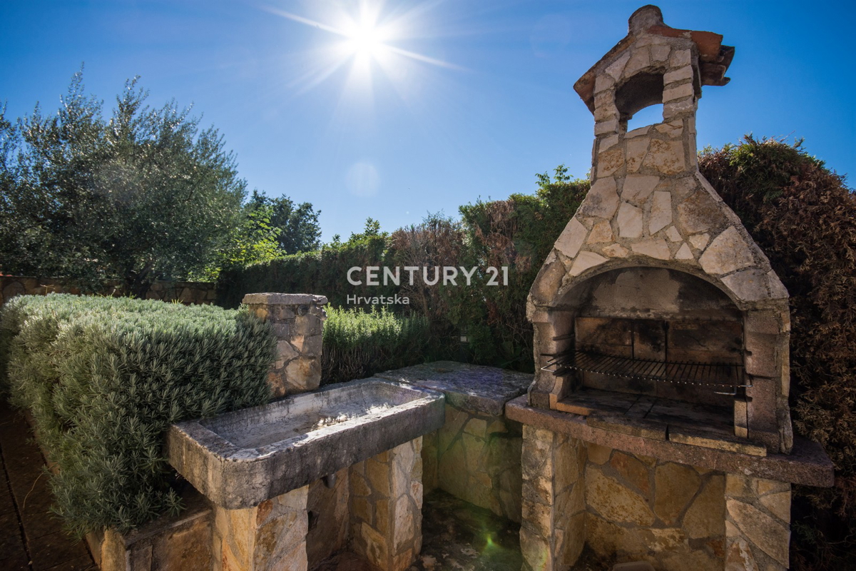 POREČ, VENDESI VILLA AL PIANO TERRA IN STILE MEDITERRANEO CON VISTA MARE