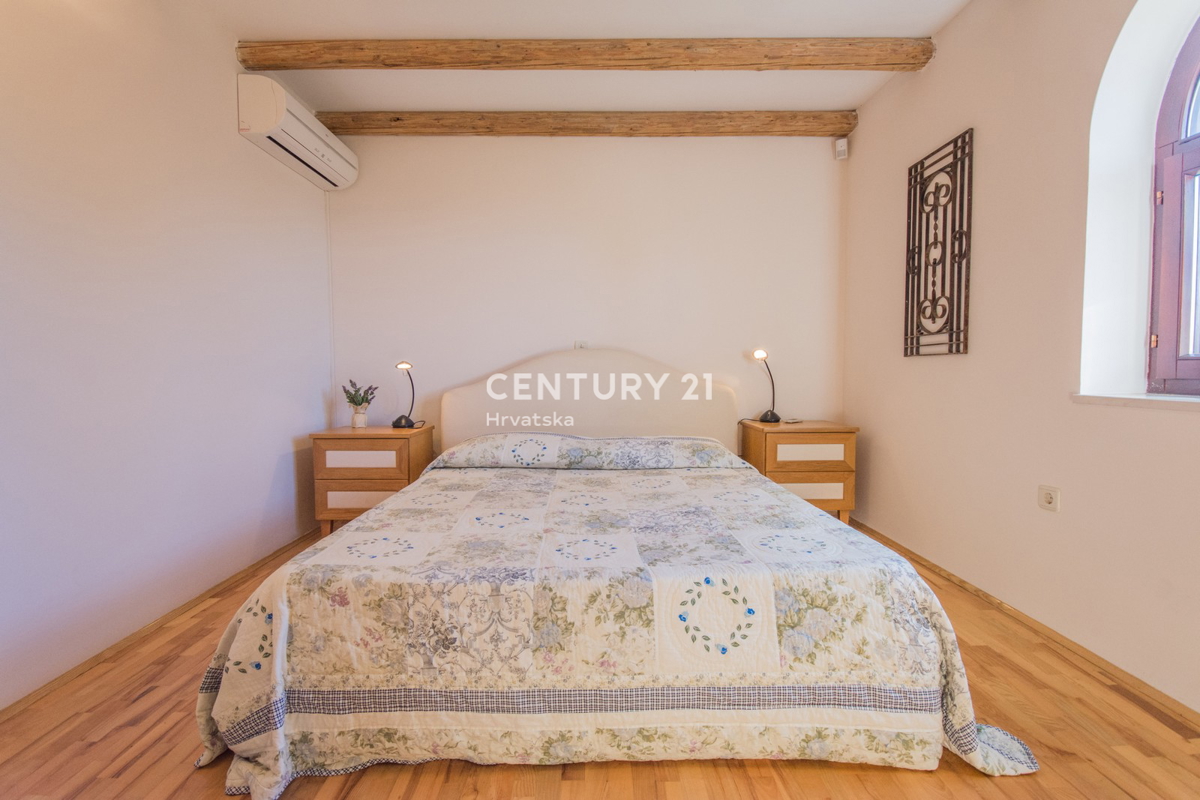 POREČ, VENDESI VILLA AL PIANO TERRA IN STILE MEDITERRANEO CON VISTA MARE