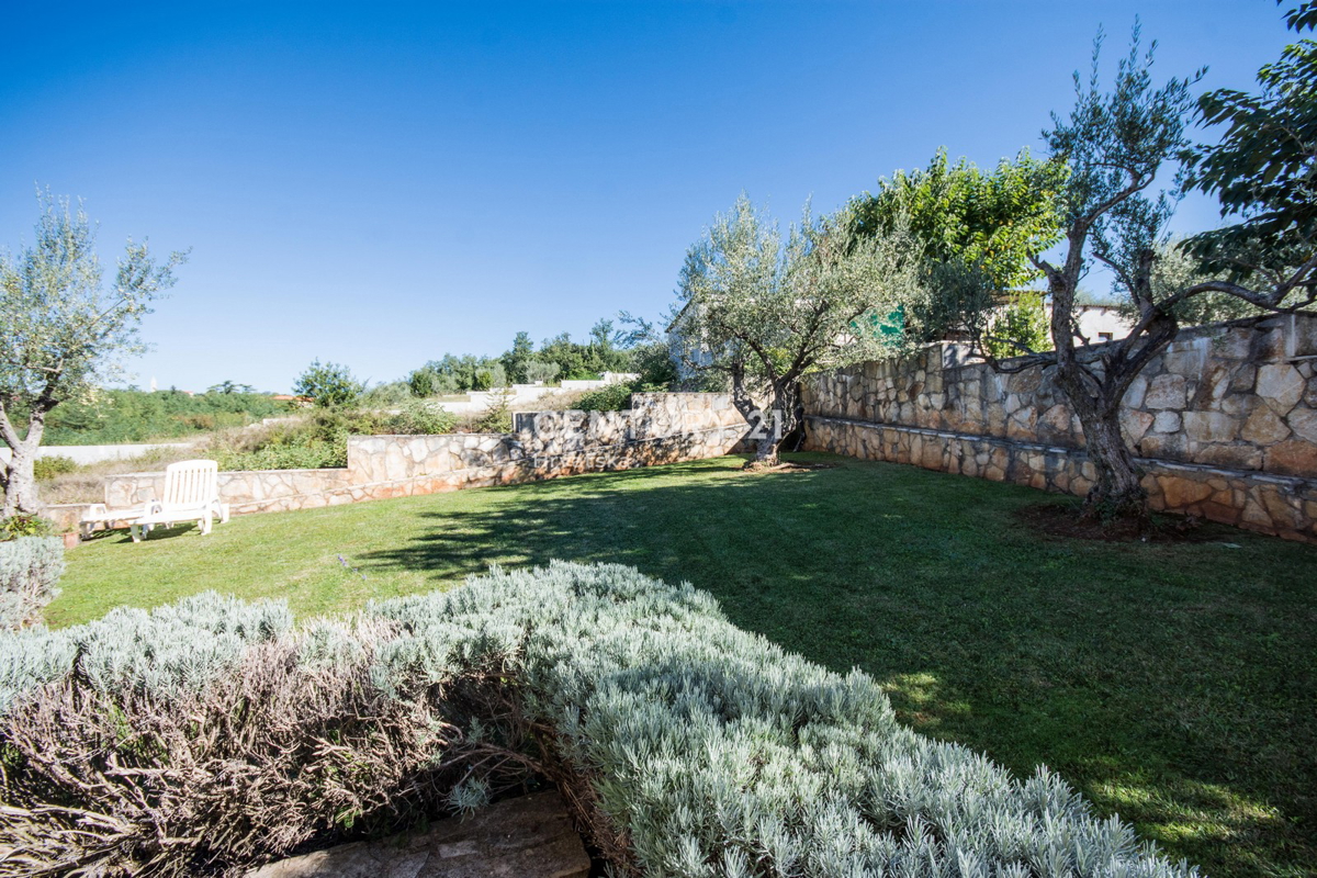 POREČ, VENDESI VILLA AL PIANO TERRA IN STILE MEDITERRANEO CON VISTA MARE