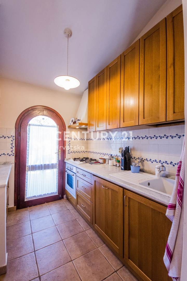 POREČ, VENDESI VILLA AL PIANO TERRA IN STILE MEDITERRANEO CON VISTA MARE