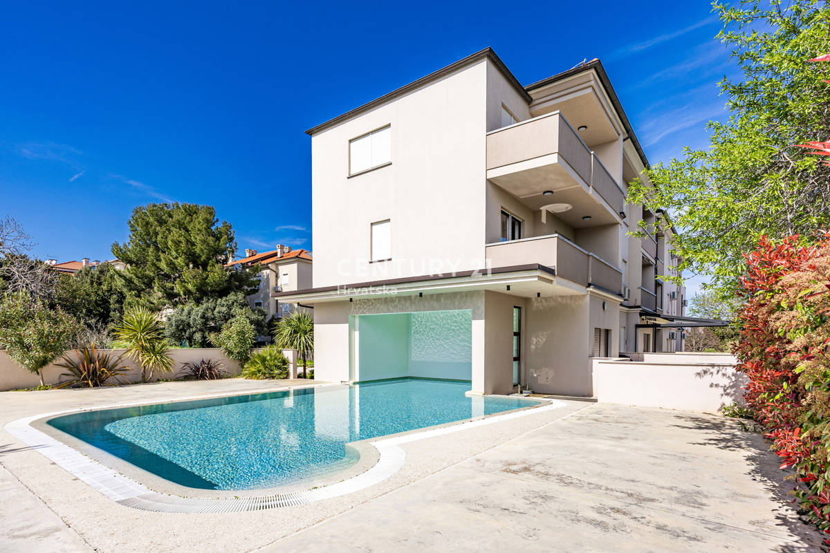 PREMANTURA, AMPIO E LUSSUOSO APPARTAMENTO CON PISCINA E VISTA MARE