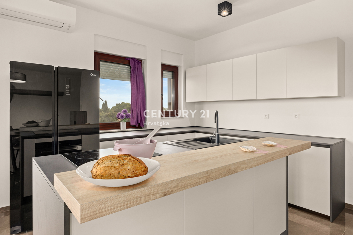 PREMANTURA, AMPIO E LUSSUOSO APPARTAMENTO CON PISCINA E VISTA MARE