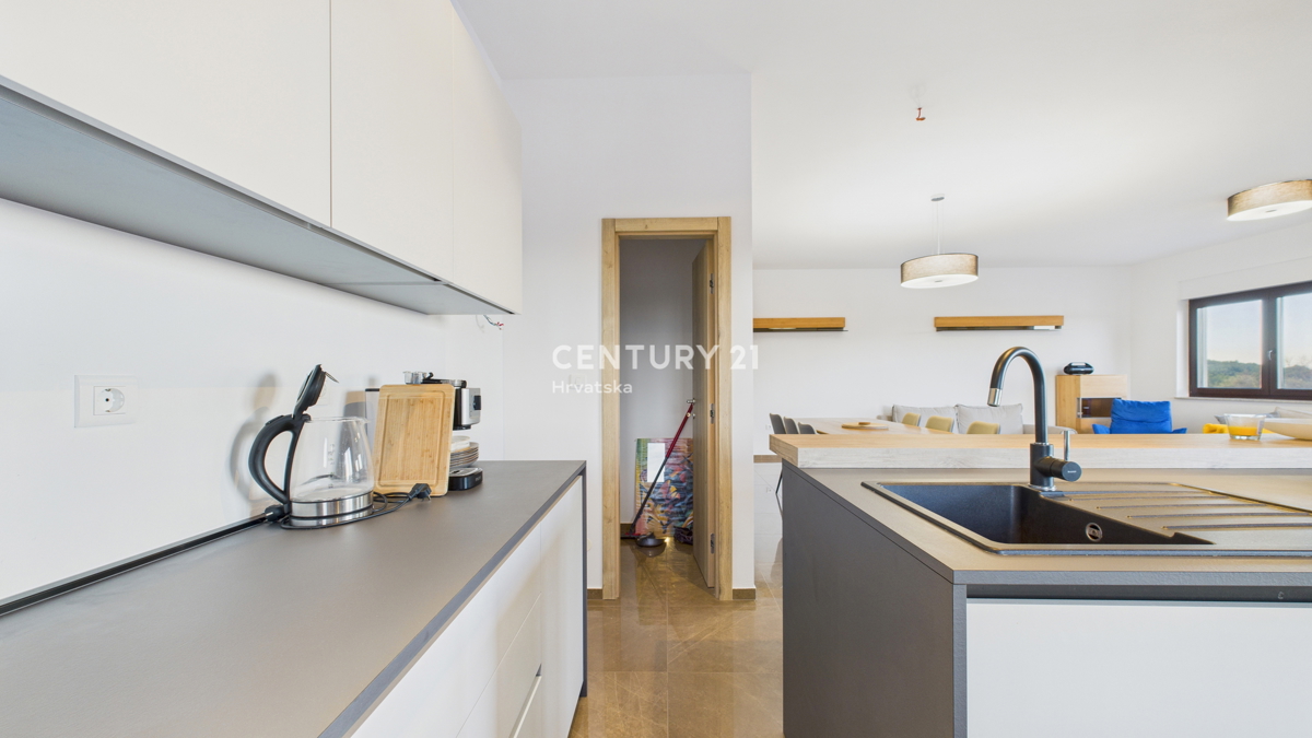 PREMANTURA, AMPIO E LUSSUOSO APPARTAMENTO CON PISCINA E VISTA MARE