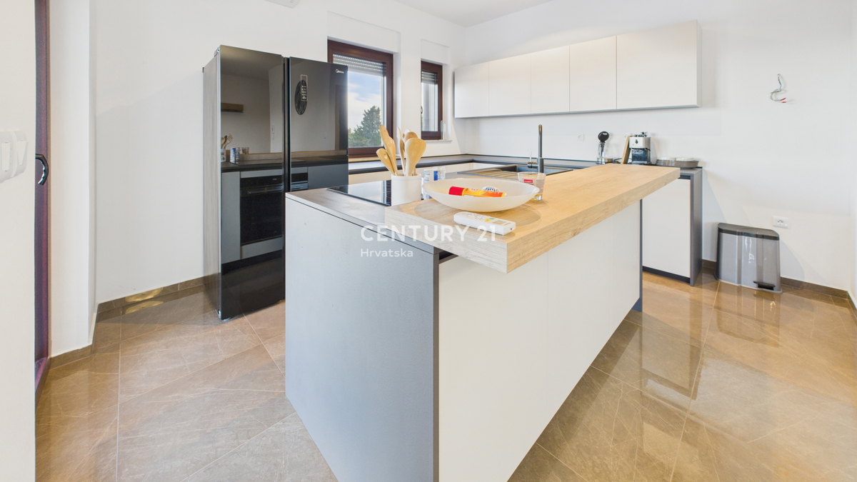 PREMANTURA, AMPIO E LUSSUOSO APPARTAMENTO CON PISCINA E VISTA MARE