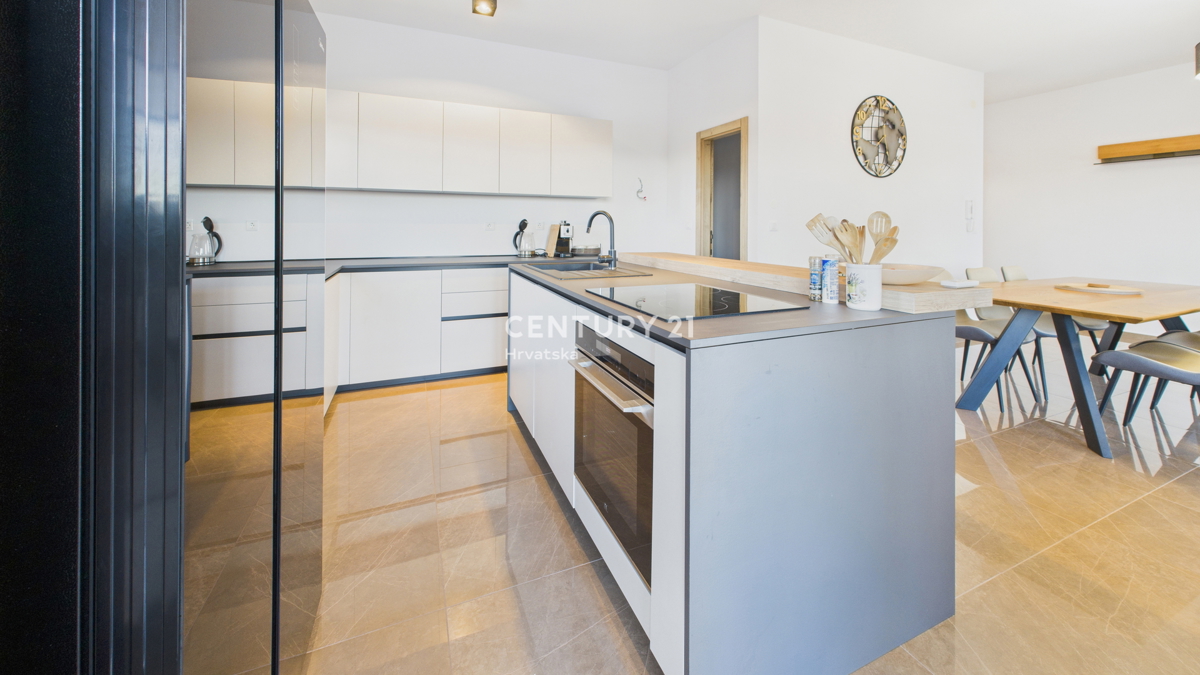 PREMANTURA, AMPIO E LUSSUOSO APPARTAMENTO CON PISCINA E VISTA MARE