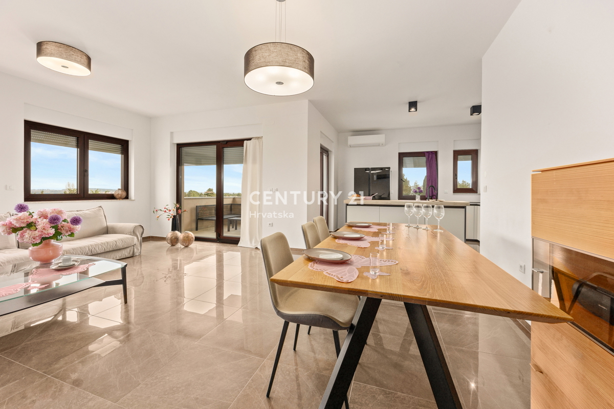 PREMANTURA, AMPIO E LUSSUOSO APPARTAMENTO CON PISCINA E VISTA MARE