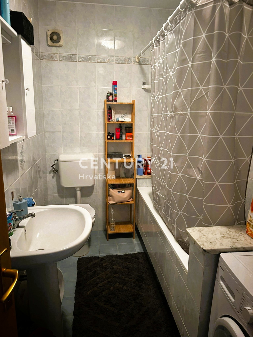 POREČ, VENDESI APPARTAMENTO DUE LOCALI AL PRIMO PIANO, OTTIMA POSIZIONE