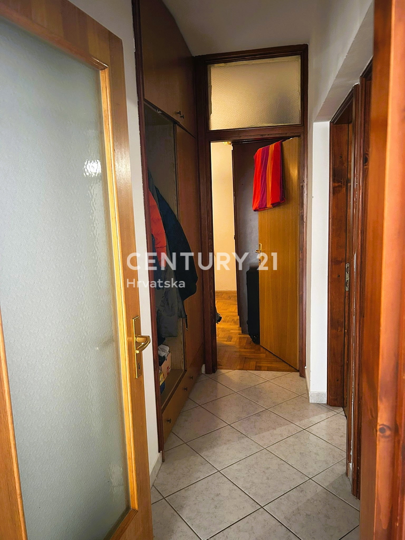 POREČ, VENDESI APPARTAMENTO DUE LOCALI AL PRIMO PIANO, OTTIMA POSIZIONE