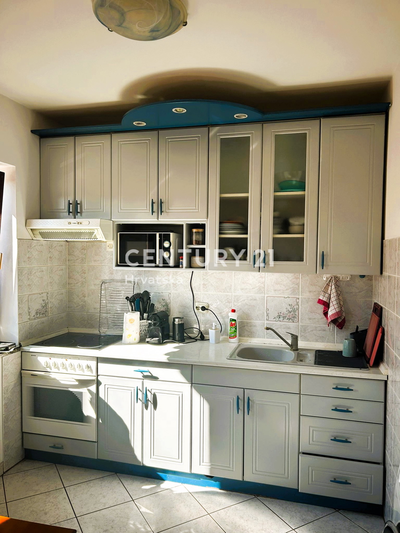 POREČ, VENDESI APPARTAMENTO DUE LOCALI AL PRIMO PIANO, OTTIMA POSIZIONE