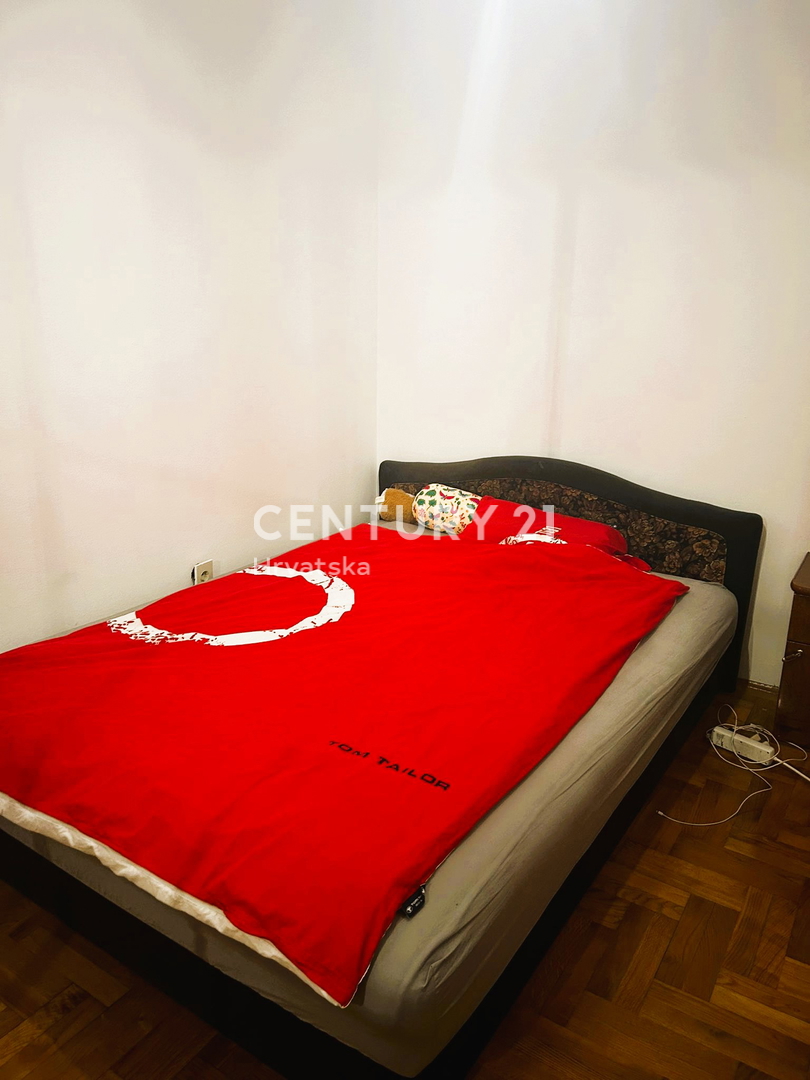 POREČ, VENDESI APPARTAMENTO DUE LOCALI AL PRIMO PIANO, OTTIMA POSIZIONE