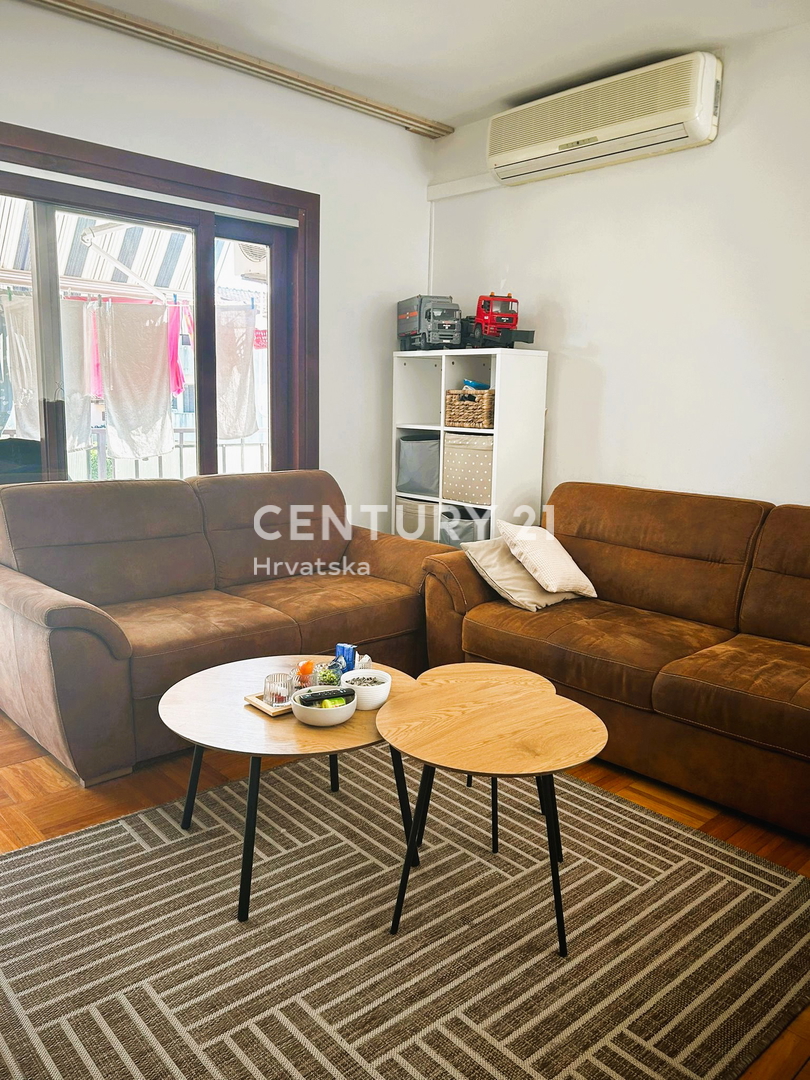 POREČ, VENDESI APPARTAMENTO DUE LOCALI AL PRIMO PIANO, OTTIMA POSIZIONE