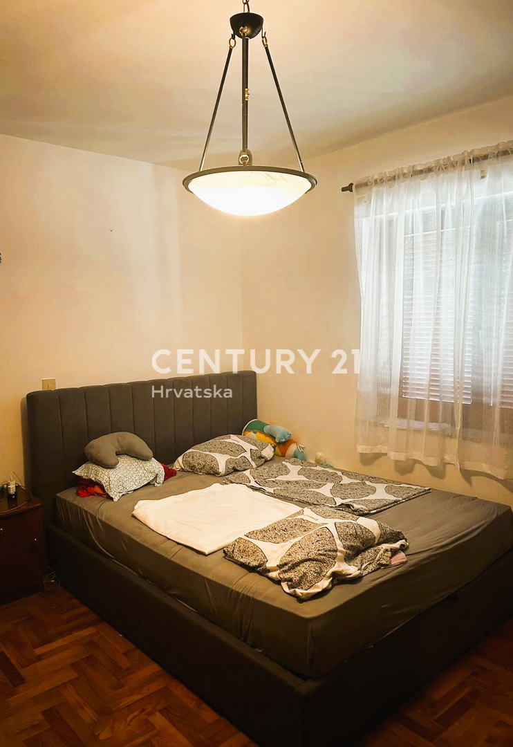 POREČ, VENDESI APPARTAMENTO DUE LOCALI AL PRIMO PIANO, OTTIMA POSIZIONE