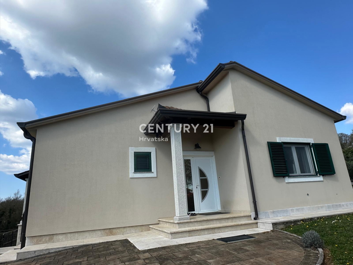 KRINGA, CASA CON PISCINA E AMPIO GIARDINO IN POSIZIONE TRANQUILLA