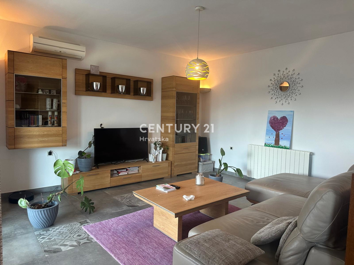 KRINGA, CASA CON PISCINA E AMPIO GIARDINO IN POSIZIONE TRANQUILLA