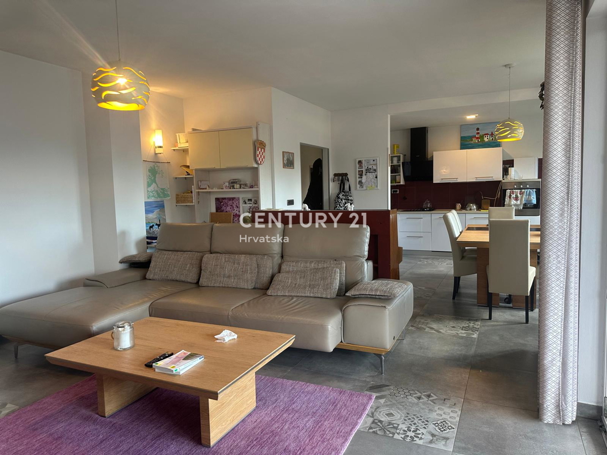 KRINGA, CASA CON PISCINA E AMPIO GIARDINO IN POSIZIONE TRANQUILLA