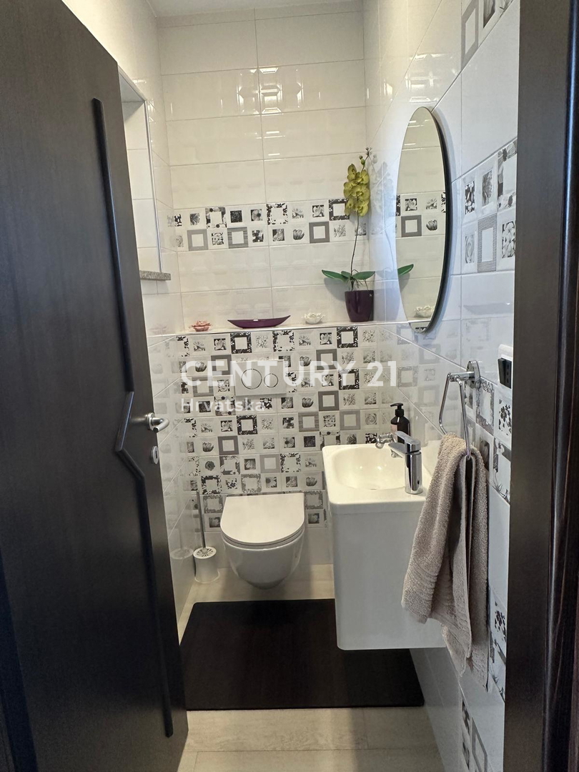 KRINGA, CASA CON PISCINA E AMPIO GIARDINO IN POSIZIONE TRANQUILLA