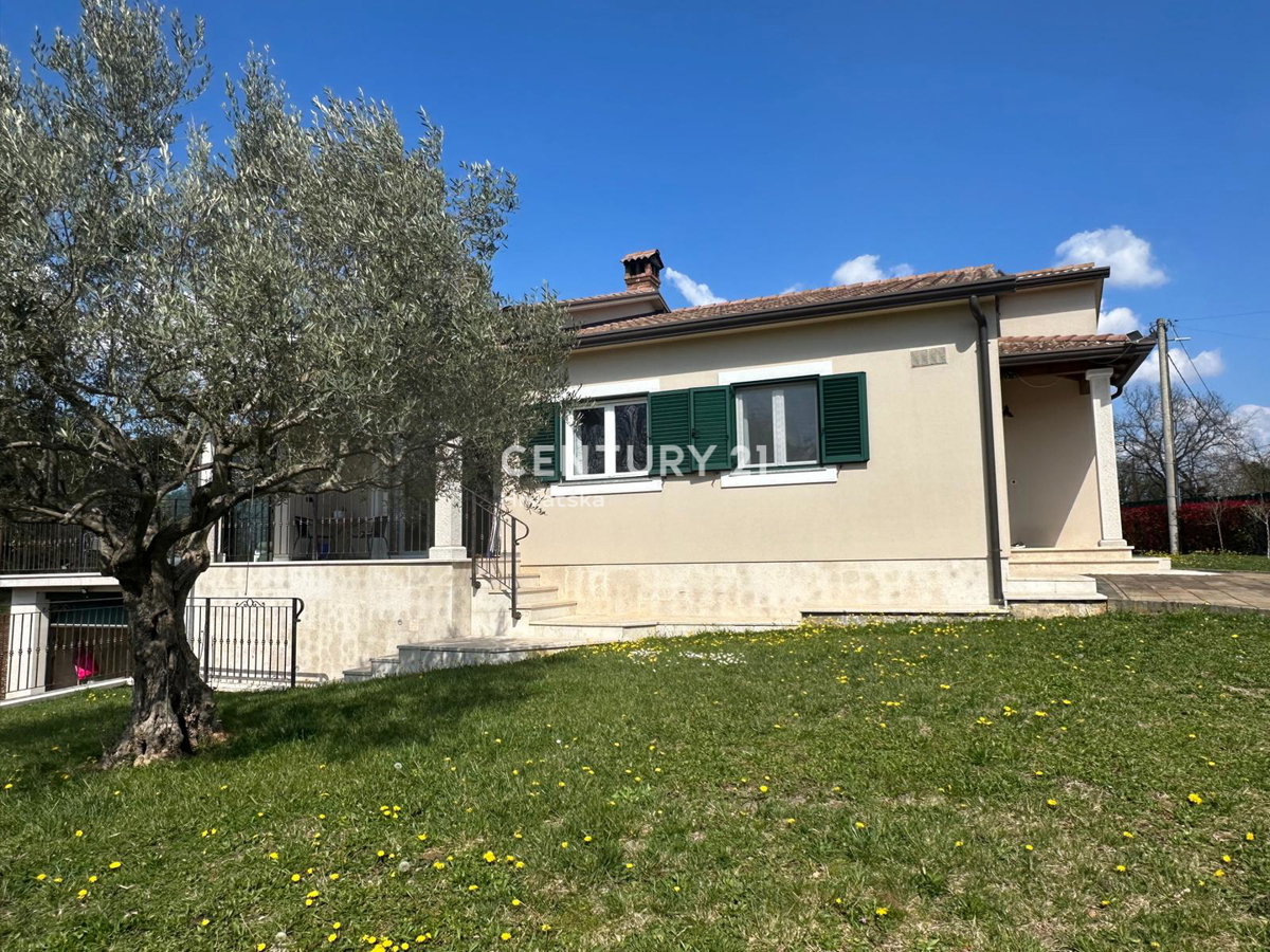 KRINGA, CASA CON PISCINA E AMPIO GIARDINO IN POSIZIONE TRANQUILLA