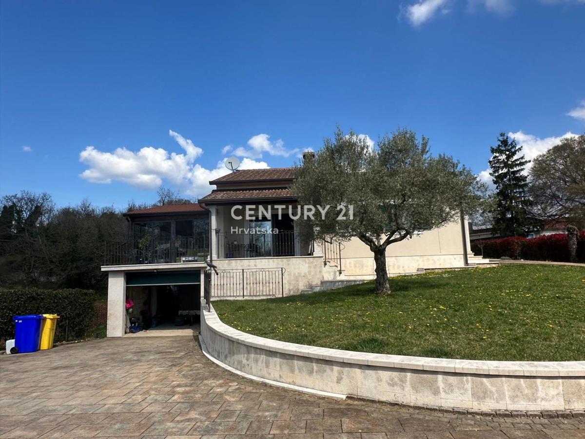 KRINGA, CASA CON PISCINA E AMPIO GIARDINO IN POSIZIONE TRANQUILLA