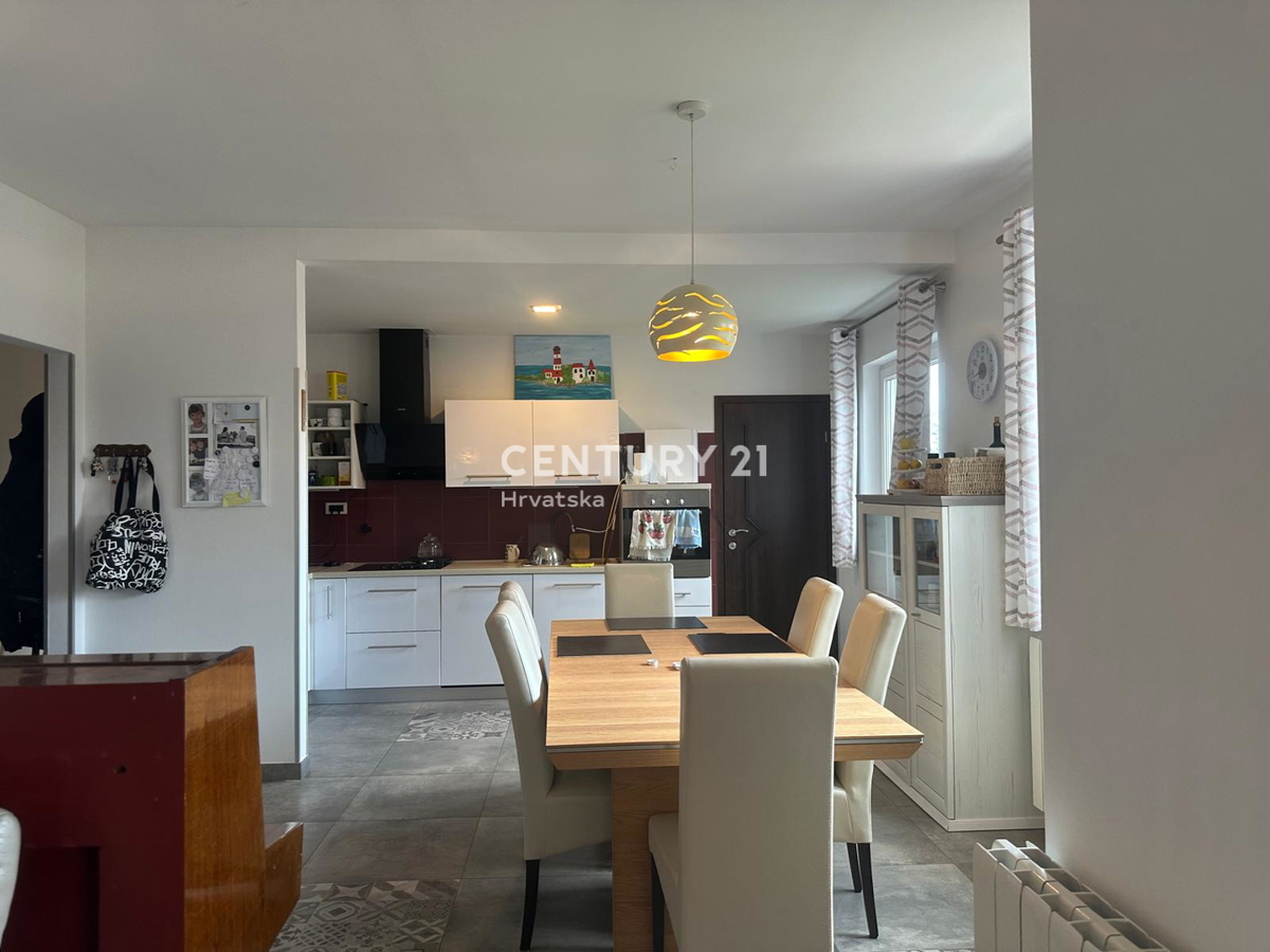 KRINGA, CASA CON PISCINA E AMPIO GIARDINO IN POSIZIONE TRANQUILLA