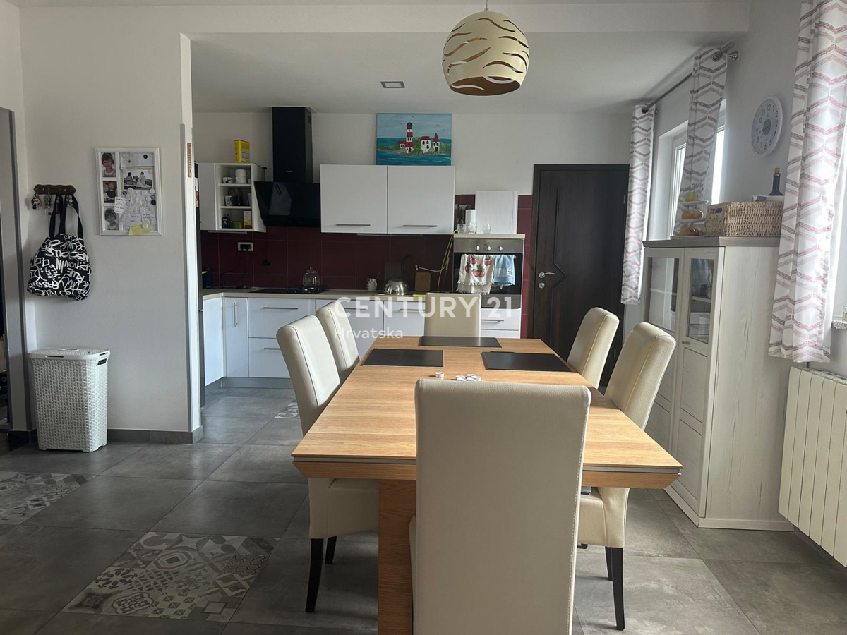 KRINGA, CASA CON PISCINA E AMPIO GIARDINO IN POSIZIONE TRANQUILLA