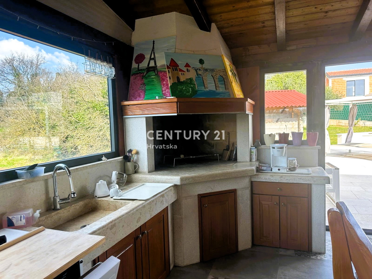 KRINGA, CASA CON PISCINA E AMPIO GIARDINO IN POSIZIONE TRANQUILLA